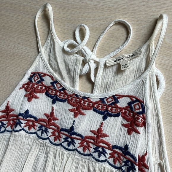 Embroidered Pattern Tank Top - Picture 2 of 4